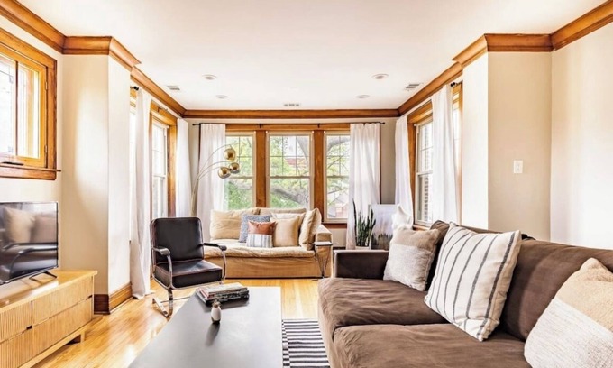 Little Village Apartamento | 31+Day Stay. 20 min Drive to Midway, South Loop, Beach, & Museums.