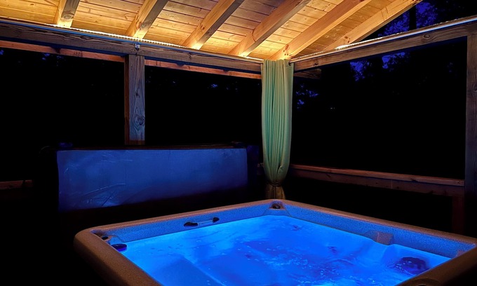 Pigeon Forge Cabina | Privacidad-2 millas a Parkway-King Beds-Pac Man-New Hot Tub-Free WiFi-2 Fireplaces