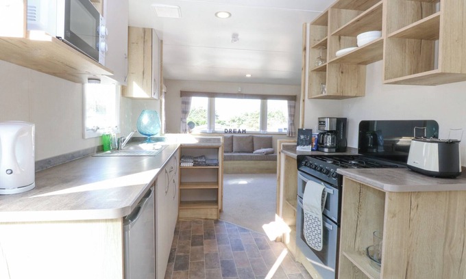 Fritton Cabaña | 31A FOXBURROW HANG, pet friendly, with a garden in Belton, Norfolk