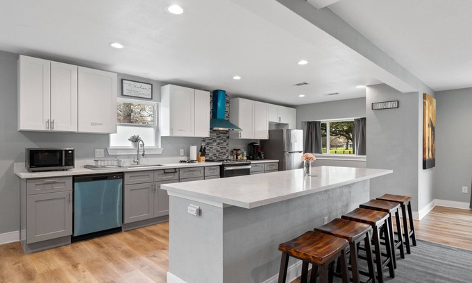 Southeast Houston Casa | 3300 SQ★Spacious Kitchen&2 Living rooms ★6Bed rooms with 12Beds★5 Big Screen TVs