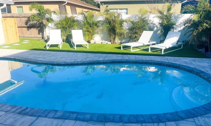 Tampa Casa | 3321 W Walnut Studio · Charming 1 BR W Pool - Walk to Raymond James!