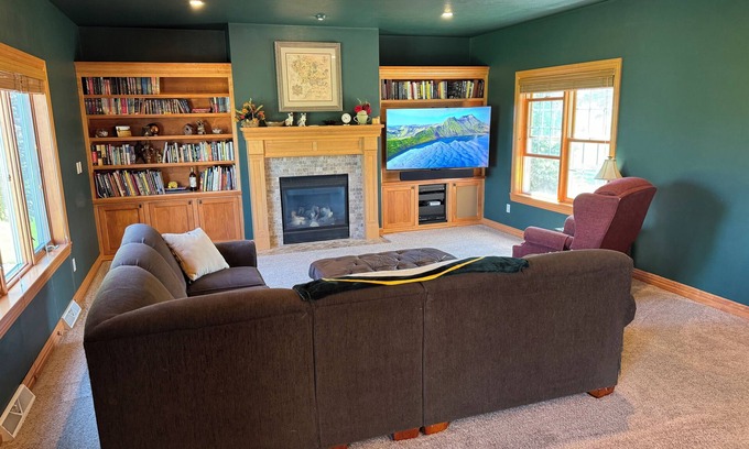 Ledgeview Casa | 3500 sq ft House in quiet neighborhood 15 minutes from Stadium District