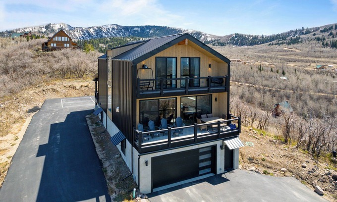 Timber Lakes Cabina | 360deg views, sleeps 18, hot tub, pickleball