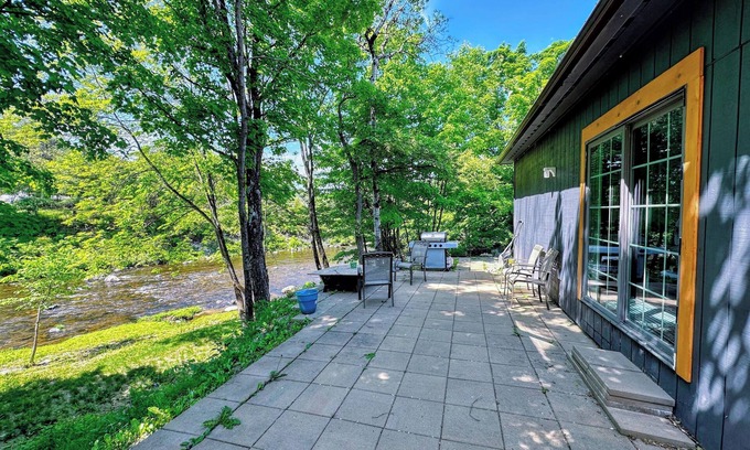 Littleton Casa | 37PA Superbly appointed riverfront home in LIttleton! Skiing, hiking, firepit, wifi, dog friendly!