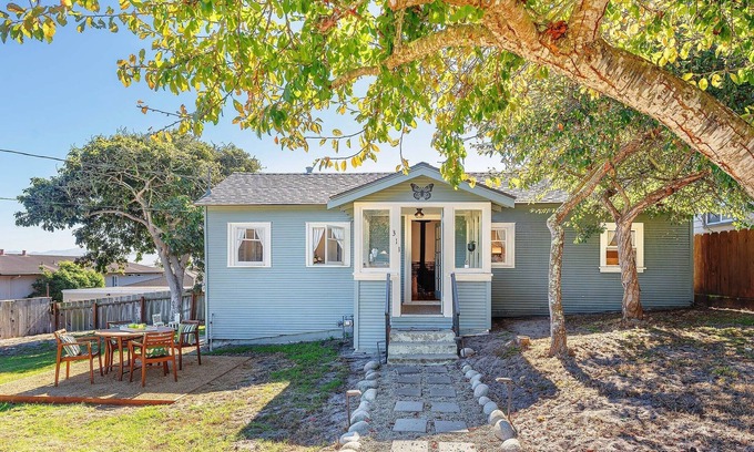 Monterey Casa | 3908 Butterfly Cottage - Bay View, Near Aquarium