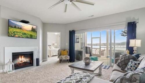 Rocky Mount Apartamento | 3BD 3BA Gated Condo LakeFront Lake Ozark, MO Isla Del Sol 4 M from Dam