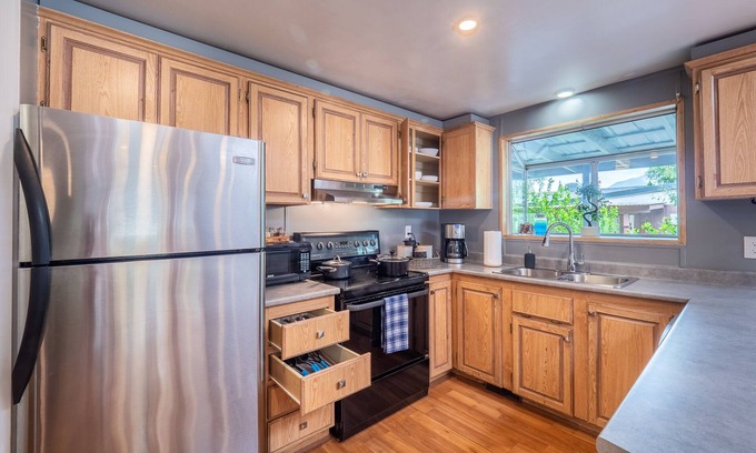 Britannia Beach Casa | 3BD Mountain Cottage Parking Fireplace BBQ