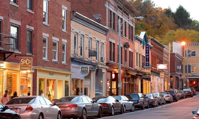 Monterey Casa | 3bd Near Lake w Kayaks & Shared Tennis & Pickleball Court !