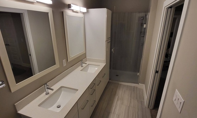 Barker Casa | 3BDRM TOWNHOUSE! 75IN TV...WIFI!