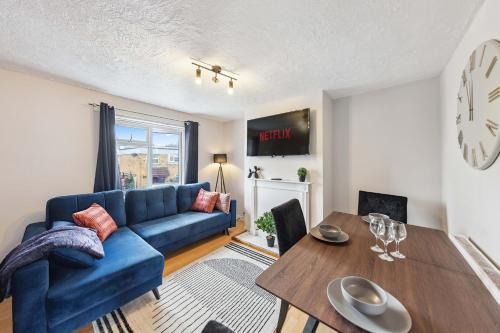 Basildon Casa | 3Bed, Sleeps 7, TV in Each Room, Garden, Parking