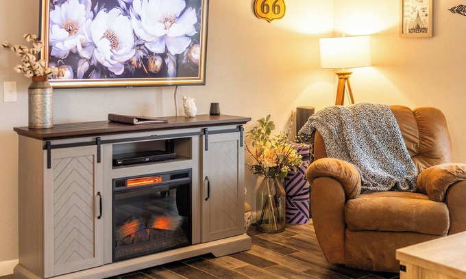 Moore Casa | King, Pet Friendly, WiFi, Fireplace, Fenced Yard, Patio