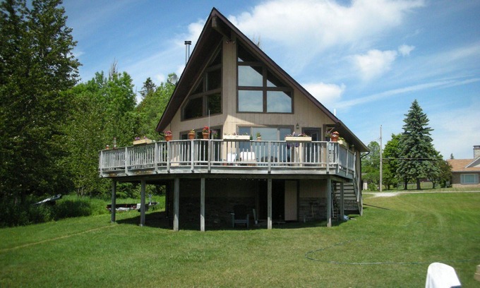 Cedarville Cabina | Cabaña frente al lago 3BR / 2BA, magníficas vistas a la bahía, muelle, sala de juegos, hoguera