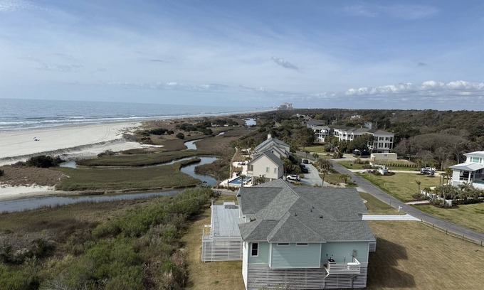 Briarcliffe Acres Condominio | South Tower Espectacular vista al sur, pisos de madera nuevos, preciosas cocinas y baños.