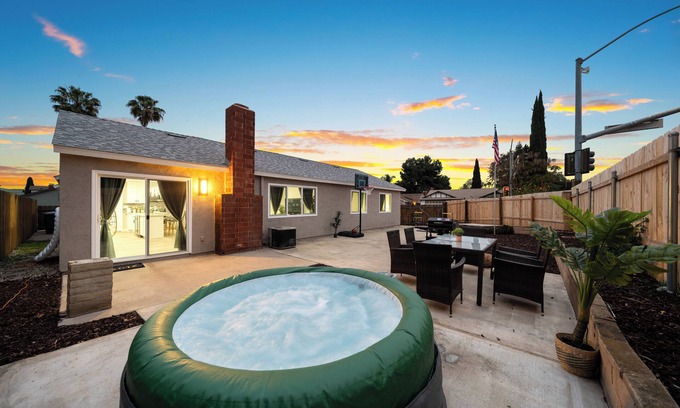 La Presa Casa | 3BR/2Bth - Home w Garage, Hot Tub, King Bed, Yard