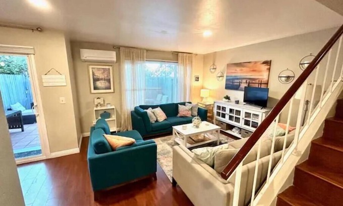 Swan Canyon Apartamento | 3BR/3BA Coastal themed Townhome w/ Private parking! Centrally located! Patio/BBQ