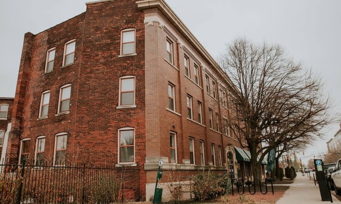 Chatham-Arch Apartamento | 3BR/3BA Combined Apartments Near Lucas Oil Stadium