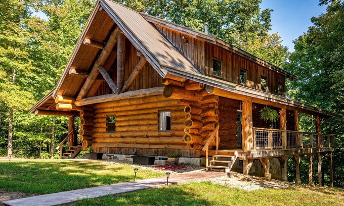 Helmsburg Cabina | 3BR, 3BA log cabin
