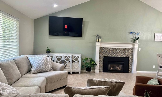 Fresno Casa | 3BR/3BA, Pool, Daybed, Outdoor BA/Shower & Netflix