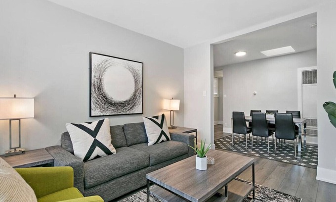 Sheffield and DePaul Apartamento | 3BR Completely Set up Apt Close to Shops & Dining!