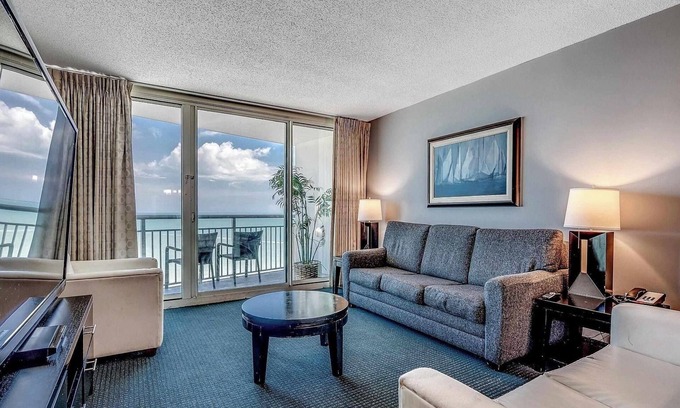 Downtown Myrtle Beach Condominio | 3BR Direct Oceanfront at Oceans One, Pools, Modern