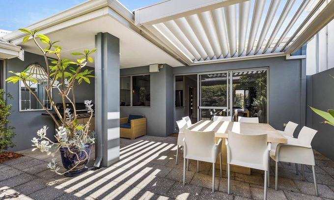 North Fremantle Casa | 3BR Family Retreat, 7 min Walk to Beach & Cafes