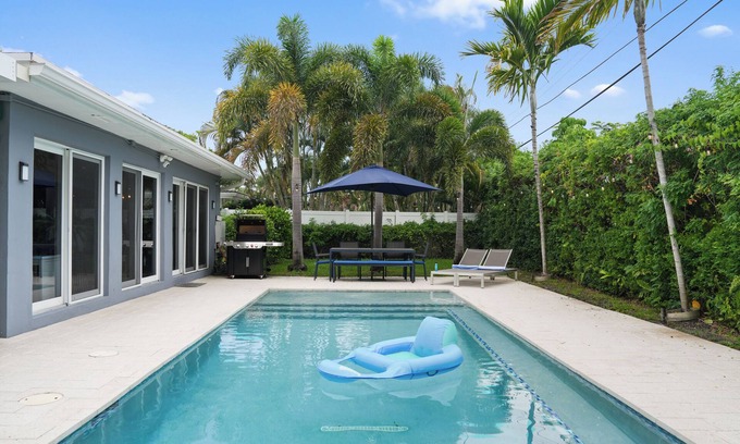 South Corals Casa | 3BR Home w/ Heated Pool, BBQ & Lounge — 1 Mile to Fort Lauderdale Beach!