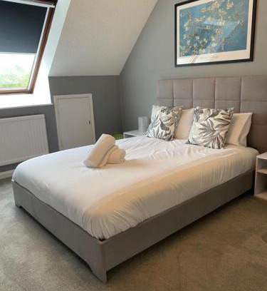 Knowle Sands Casa | 3BR House Self Check In Parking By PlushPad