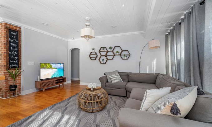 College Park Casa | 3BR Outdoor Kitchen w MIL suite - 3 MI to DT