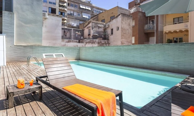 El Putget i Farro Apartamento | 3BR con terraza y piscina disponible para 8