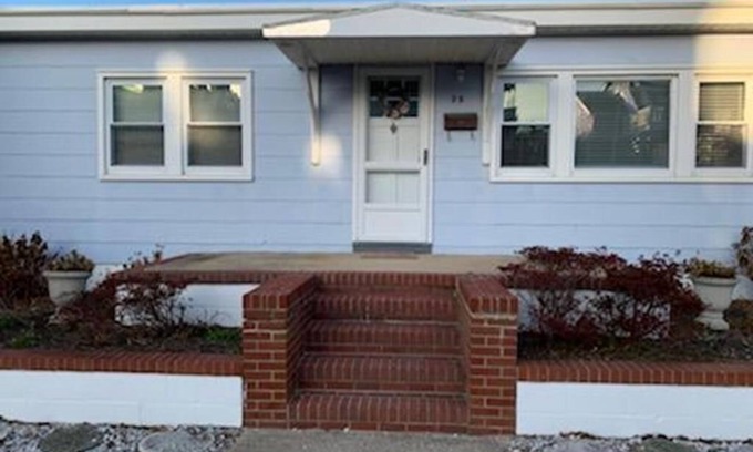Surf City Casa | 3rd from the beach!! Super Cute Bungalow!!