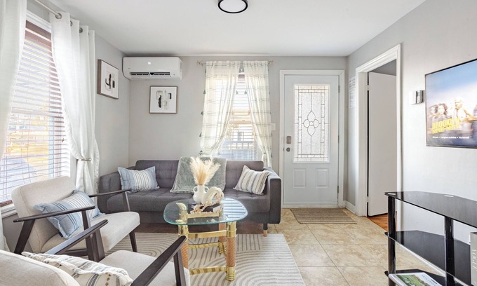 Saint-Jean-Sur-Richelieu Casa | 4-bedroom family home-Garden, Spa, BBQ, 3 free parking spaces!