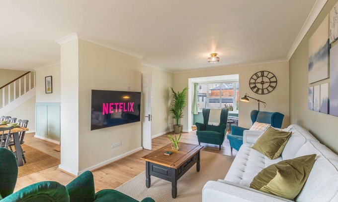 Winchester Casa | 4 Bed City House With Private Garden and Parking