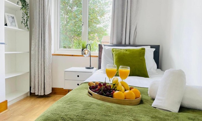 Luton Casa | 4-Bed House Sleeps 7 with Garden