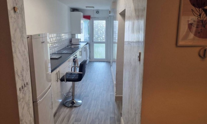 Gillingham Casa | 4 Bed House - Sleeps 8 - Parking - Wifi