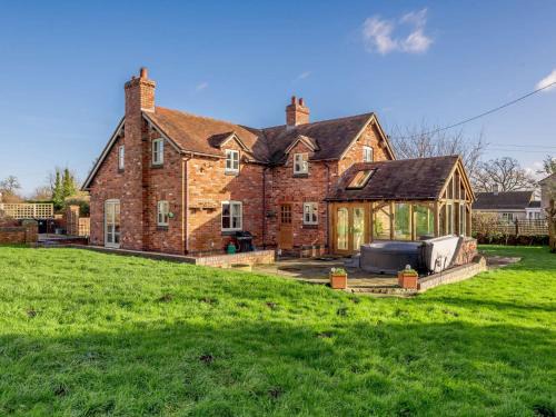 Awre Casa | 4 Bed in Blakeney 90589