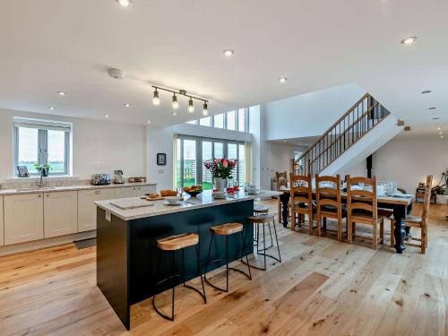 Brough Casa | 4 Bed in Howden 93496