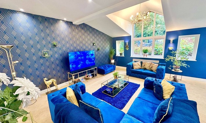 Usk Casa | 4 Bed Modern Home Near Top Attractions in Usk
