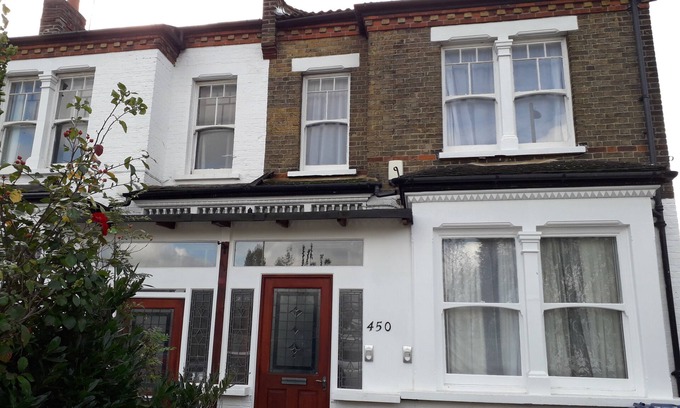 Friern Barnet Casa | Casa de época de 4 camas con bañera de hidromasaje y excelente transporte