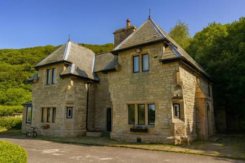 Bolton Casa | 4 Bed Retreat-Sleeps 7-Parking-Garden-Lake Views