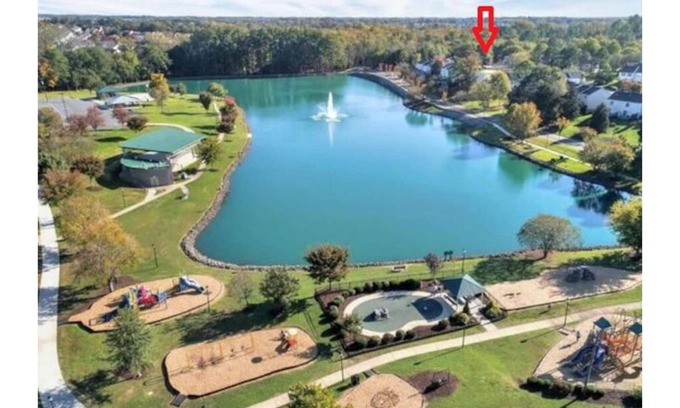 Pineville Casa | 4 Bedroom 2.5 Bath Sleep 10- near Carowinds & next to lake Park