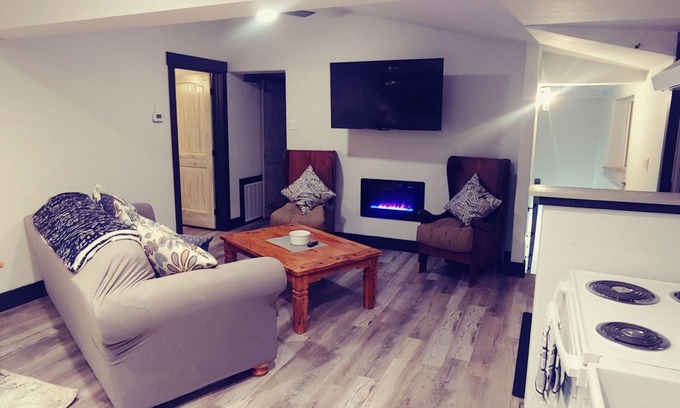 Riggins Casa | 4 Bedroom/3 Bath Upper Level Remodeled Shop, in town, fully loaded for up to 12!