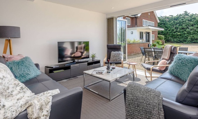 Wymondham Cabaña | 4 bedroom accommodation in Wicklewood, near Wymondham