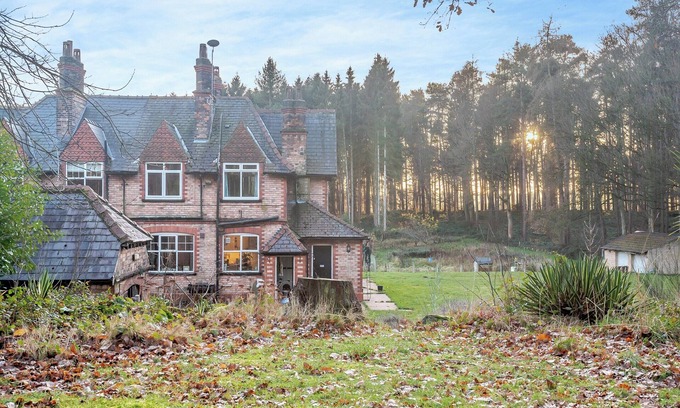 Clumber Park Cabaña | A fabulous secluded stay in a semi-detached property, with ample grounds for all to enjoy.