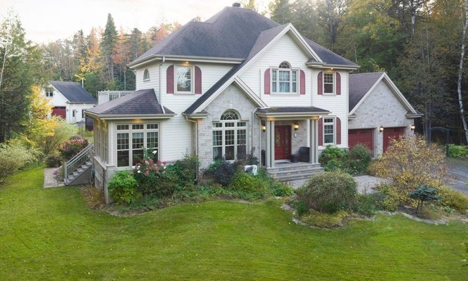 Stanstead Township Cabaña | 4 bedroom cottage with hot tub, heated pool, lake access, fire pit and game room