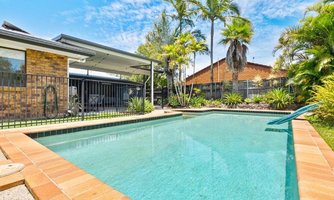 Maroochydore Casa | 4 bedroom gem with air conditioning, a great outdoor area including pool and you can bring a small dog.