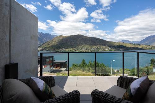 Frankton Casa | 4 Bedroom Home with elevated views of Lake Wakatipu & The Remarkables