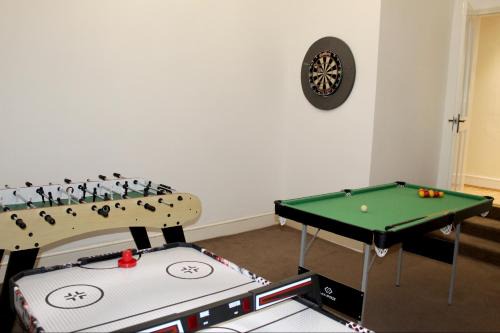 Dewsbury Casa | 4 bedroom home with games room - sleeps 8 Perfect for families, groups and contractors