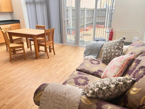Colchester Casa | 4 Bedroom House, 5 mins to Colchester Station, Contractors, free Parking, WiFI