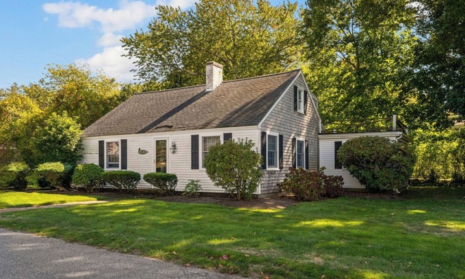 Falmouth Casa | 4-bedroom house. 5 minute walk to beach, 1 mile to historic Falmouth center