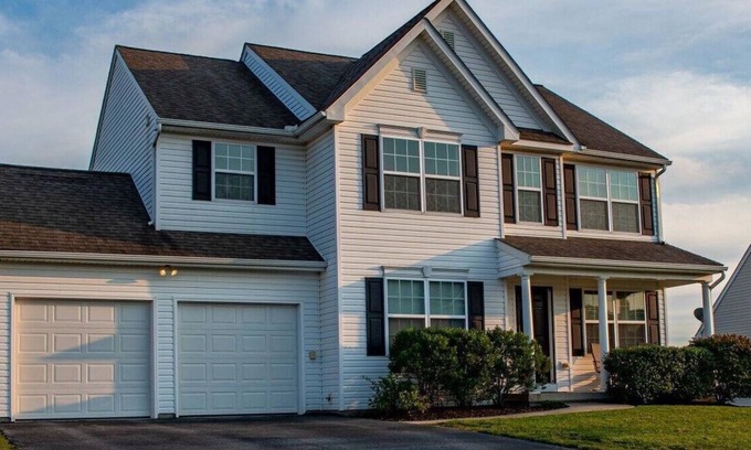 Aspers Casa | 4-bedroom house features elegant living spaces with high ceilings, AC, WIFI